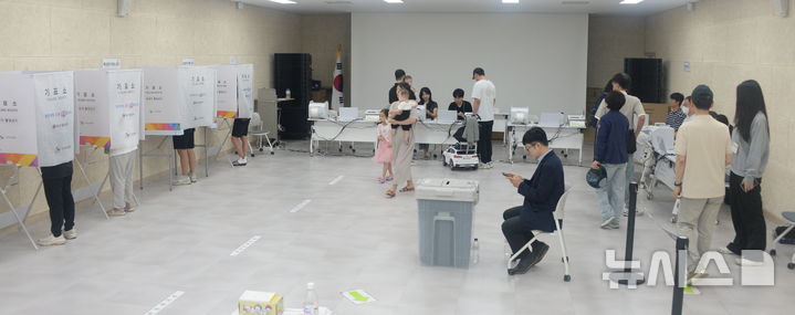 [전주=뉴시스] 김얼 기자 = 제9회 전국동시지방선거 사전투표 둘째 날인 30일 전북 전주시 덕진구 송천3동주민센터에 마련된 사전투표소에서 유권자들이 투표를 하기 위해 줄지어 서 있다. 2026.05.30. pmkeul@newsis.com