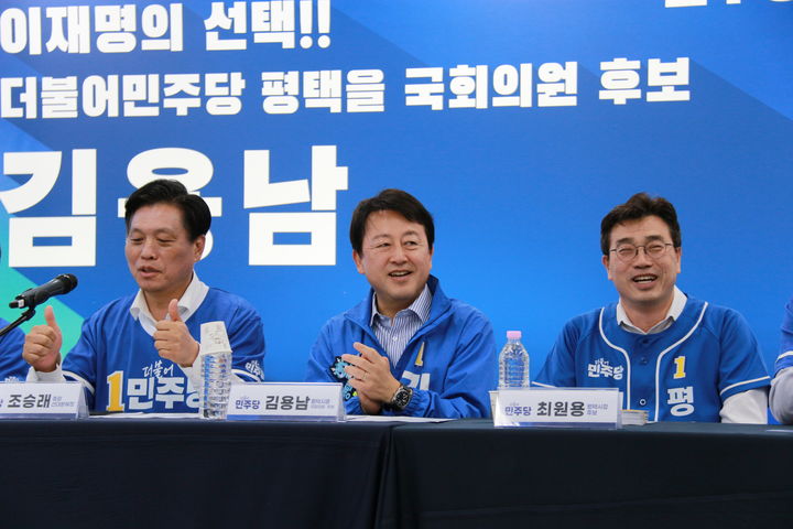 김용남 더불어민주당 경기 평택을 국회의원 후보가 30일 평택 사무소에서 본부장단 회의에 참석해 미소 짓고 있다. 2026.05.30. (사진 = 김용남 후보 캠프 제공) *재판매 및 DB 금지