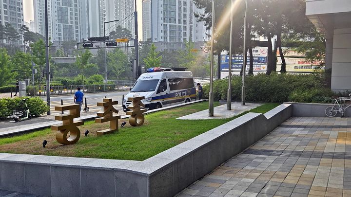 [세종=뉴시스] 송승화 기자 = 30일 종촌동 투표소 밖에는 경찰 승합차 한대가 주차,경찰관들이 특별 근무를 위해 상주하며 혹시 모를 상황에 대비하고 있었다. 2026.05.30. ssong1007photo@newsis.com. *재판매 및 DB 금지
