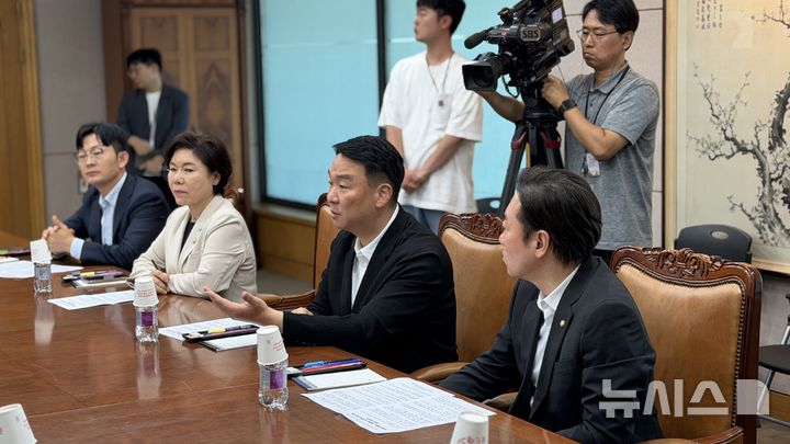 [서울=뉴시스] 전상우 기자 = 정희용 국민의힘 선거대책본부장과 행정안전위원회 소속 국민의힘 의원들이 30일 중앙선거관리위원회를 찾아 전날 있었던 이재명 대통령의 사전투표용지 공개 행위에 대해 항의하고 있다. (사진=국민의힘 제공) 2026.05.30 photo@newsis.com