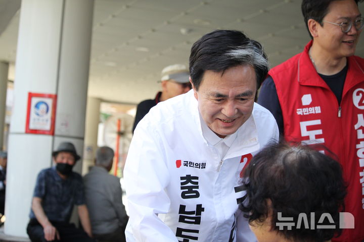 [천안=뉴시스] 최영민 기자=김태흠 국민의힘 충남도지사 후보가 30일 충남 천안시 중앙동 천안중앙시장을 찾아 시장을 찾은 한 시민에게 인사를 전하고 있다. 2026.05.30 ymchoi@newsis.com