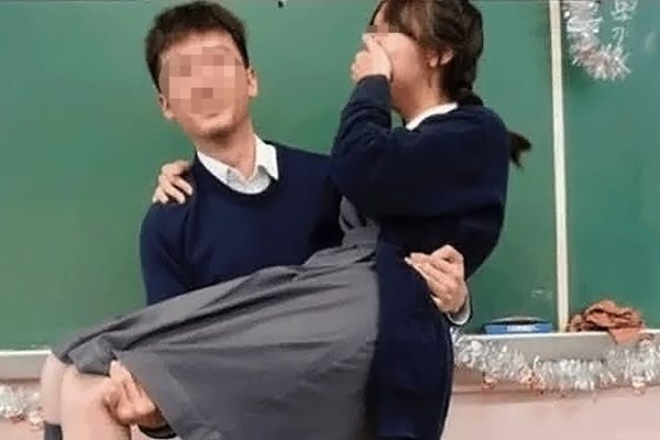 [서울=뉴시스] 30일 홍콩 사우스차이나모닝포스트(SCMP)는 여학생을 안아 들어 올린 남성 교사의 사진 세 장이 온라인을 통해 퍼졌다고 보도했다. (사진=스레드 캡처)