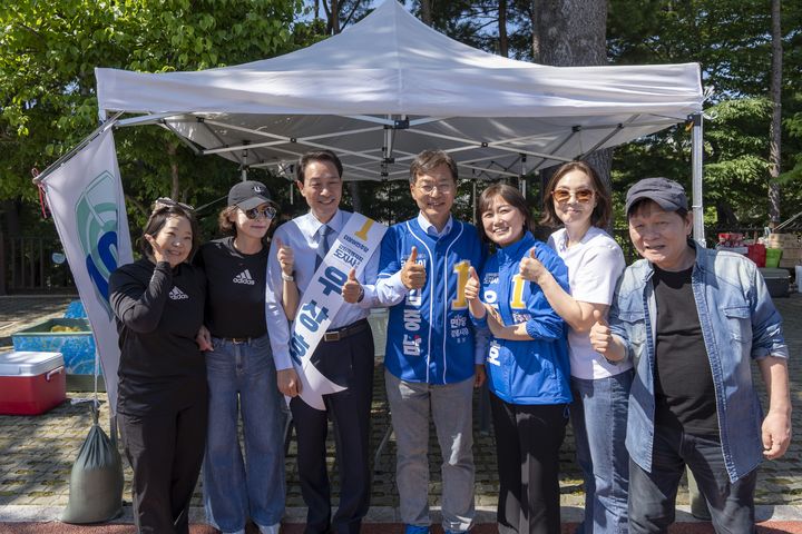 [강릉=뉴시스] 더불어민주당 우상호 강원도지사 후보가 30일 강릉 경포고 총도문체육대회 현장에 방문해 동문들과 인사를 나눈 후 기념사진을 촬영하고 있다. (사진=우상호 캠프 제공) 2026.05.30. photo@newsis.com *재판매 및 DB 금지