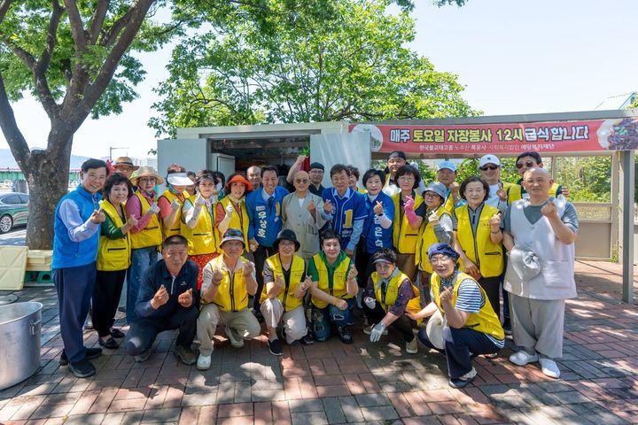 [강릉=뉴시스] 더불어민주당 우상호 강원도지사 후보가 30일 한국불교태고종 녹유사가 진행한 점심봉사에 참여해 봉사활동 후 참여자들과 기념사진을 촬영하고 있다. (사진=우상호 캠프 제공) 2026.05.30. photo@newsis.com *재판매 및 DB 금지