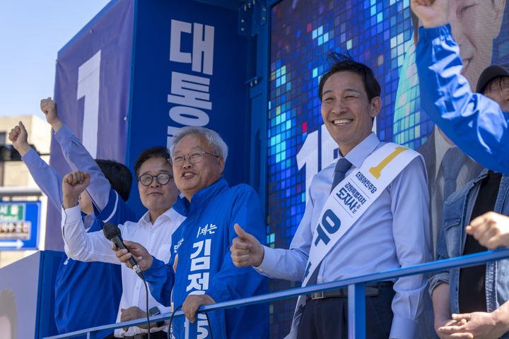  [양양=뉴시스] 더불어민주당 우상호 강원도지사 후보가 30일 양양군청 사거리에서 유세를 하고 있다. (사진=우상호 캠프 제공) 2026.05.30. photo@newsis.com *재판매 및 DB 금지