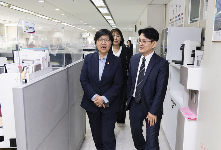 [세종=뉴시스]정은경 장관은 지난 29일 오후 2시 '자살예방상담전화 109' 상담센터를 방문해 현장 운영 상황을 점검하고 상담원들의 애로사항을 청취했다. (사진=보건복지부 제공) 2026.05.31. photo@newsis.com *재판매 및 DB 금지