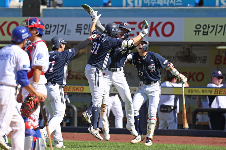 [서울=뉴시스] 두산 베어스의 정수빈이 30일 대구 삼성라이온즈파크에서 벌어진 2026 신한 쏠 KBO리그 삼성 라이온즈와의 원정 경기에서 6회초 역전 만루 홈런을 날린 뒤 동료들과 기뻐하고 있다. (사진 = 두산 베어스 제공) *재판매 및 DB 금지