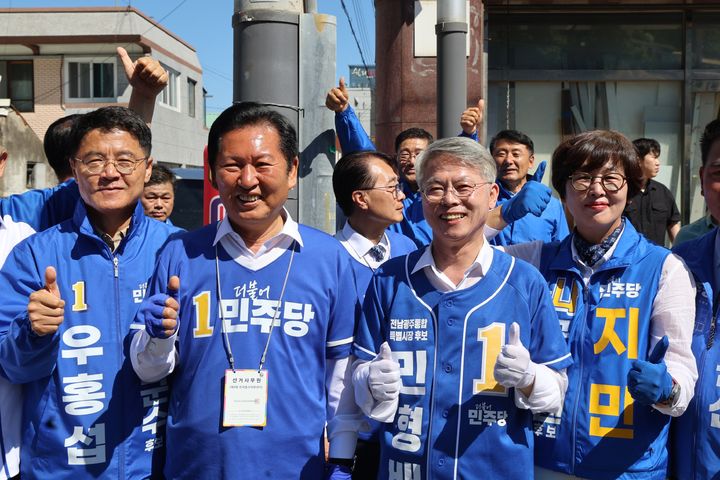 [광주=뉴시스] 송창헌 기자 =민형배 더불어민주당 전남광주통합특별시장 후보가 6·3 지방선거 사전투표 이틀째이자 본투표 전 마지막 주말인 30일, 정청래 당대표와 함께 전남 서남권 집중 유세를 벌이고 있다. (사진=민 후보 선거사무소 제공) 2026.05.30 photo@newsis.com *재판매 및 DB 금지