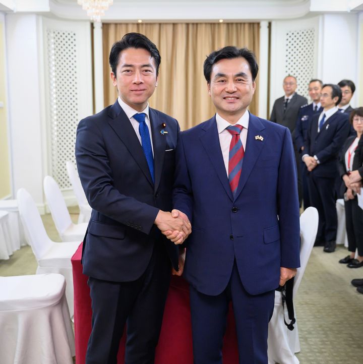[서울=뉴시스] 안규백 국방부장관이 30일(현지시간) 싱가포르에서 열린 제23차 아시아안보회의를 계기로 만난 고이즈미 신지로 일본 방위대신과 악수를 나누고 있다. (사진=국방부 제공) 2026.05.30 *재판매 및 DB 금지