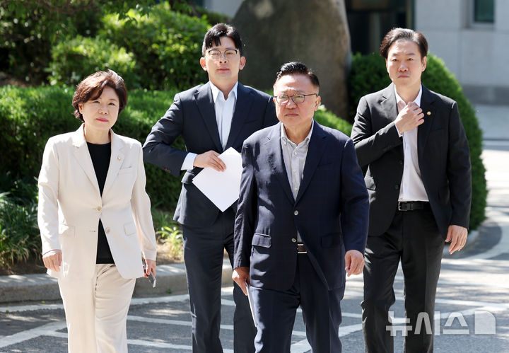 [서울=뉴시스] 김진아 기자 = 국회 행정안전위원회 소속 국민의힘 조은희(왼쪽부터), 박충권, 고동진, 박수민 의원이 30일 서울 종로구 서울경찰청에 서소문 고가 차도 붕괴 사고와 관련해 서울시청을 압수수색 한 데 대해 선거개입을 주장하며 항의 방문하고 있다. 2026.05.30. bluesoda@newsis.com