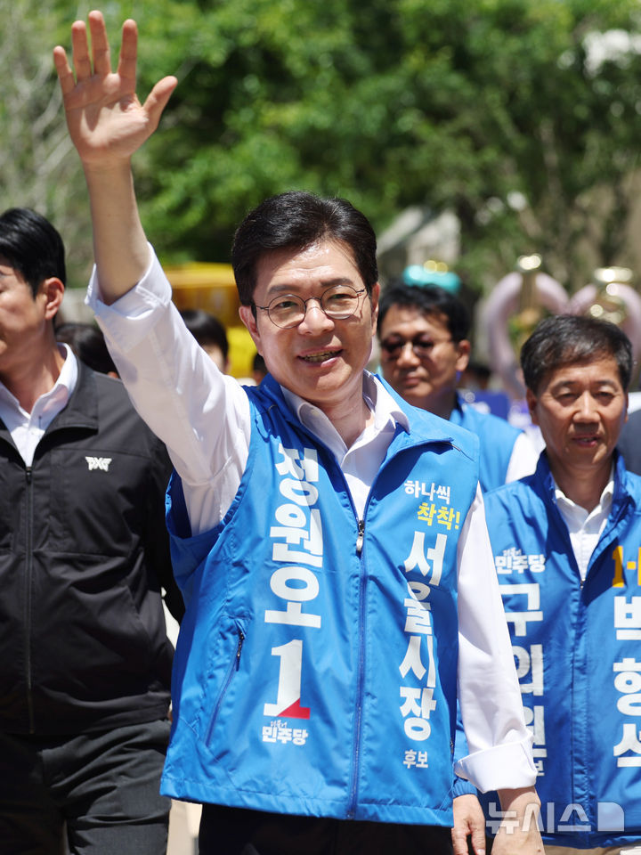 [서울=뉴시스] 김진아 기자 = 정원오 더불어민주당 서울시장 후보가 제9회 전국동시지방선거 사전투표 마지막 날인 지난 30일 서울 성동구 서울숲을 찾아 시민들과 인사하고 있다. 2026.05.30. bluesoda@newsis.com