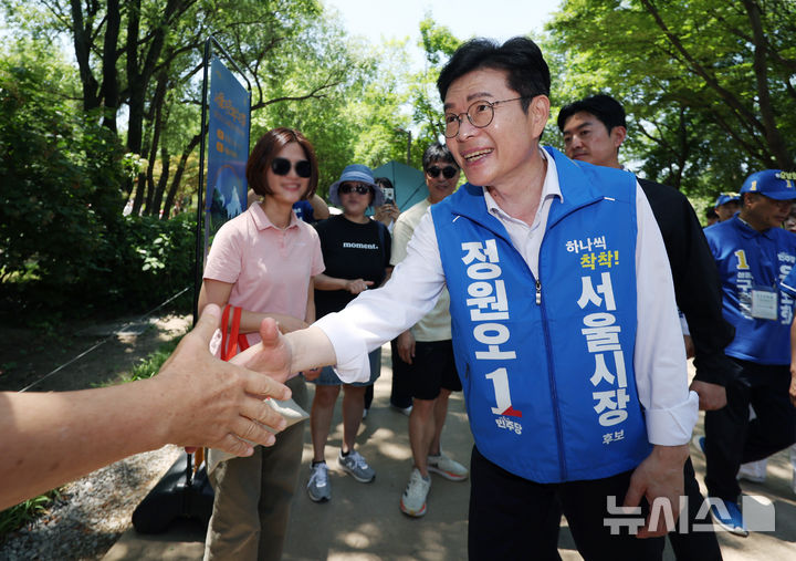 [서울=뉴시스] 김진아 기자 = 정원오 더불어민주당 서울시장 후보가 제9회 전국동시지방선거 사전투표 마지막 날인 30일 서울 성동구 서울숲을 찾아 시민들과 인사하고 있다. 2026.05.30. bluesoda@newsis.com