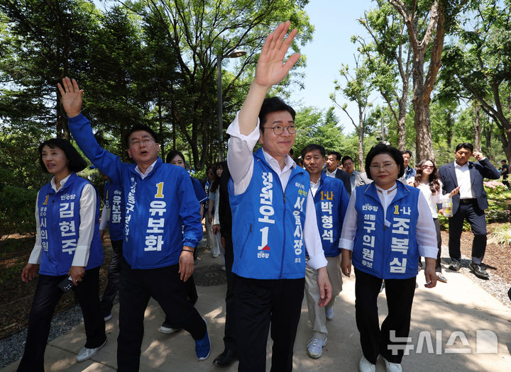 [서울=뉴시스] 김진아 기자 = 정원오 더불어민주당 서울시장 후보가 제9회 전국동시지방선거 사전투표 마지막 날인 30일 서울 성동구 서울숲을 찾아 어린아이와 인사하고 있다. 2026.05.30. bluesoda@newsis.com
