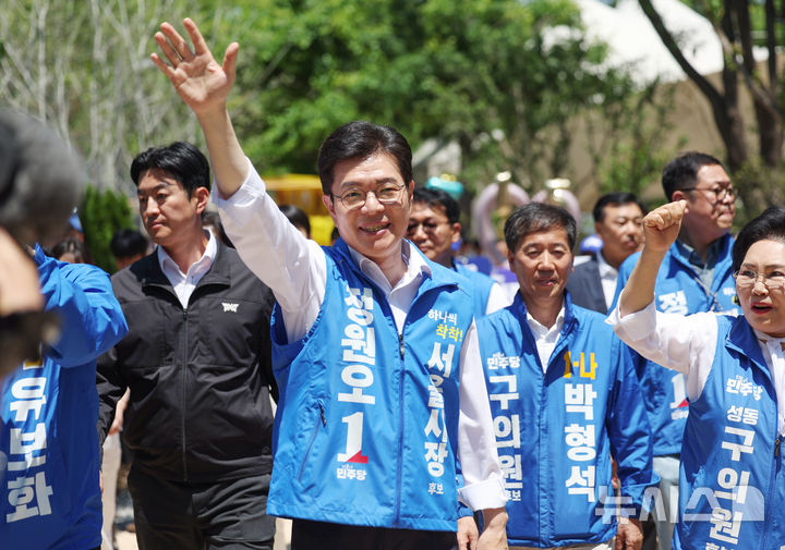 [서울=뉴시스] 김진아 기자 = 정원오 더불어민주당 서울시장 후보가 제9회 전국동시지방선거 사전투표 마지막 날인 30일 서울 성동구 서울숲을 찾아 시민들과 인사하고 있다. 2026.05.30. bluesoda@newsis.com