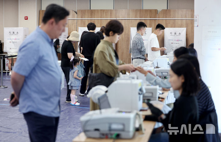 [서울=뉴시스] 김진아 기자 = 제9회 전국동시지방선거 사전투표 마지막 날인 30일 서울 성동구 성수1가제2동 공공복합청사에 마련된 사전투표소에서 시민들이 투표를 하기 위해 줄을 서고 있다. 2026.05.30. bluesoda@newsis.com