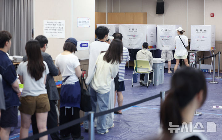 [서울=뉴시스] 김진아 기자 = 제9회 전국동시지방선거 사전투표 마지막 날인 30일 서울 성동구 성수1가제2동 공공복합청사에 마련된 사전투표소에서 시민들이 투표를 하기 위해 줄을 서고 있다. 2026.05.30. bluesoda@newsis.com