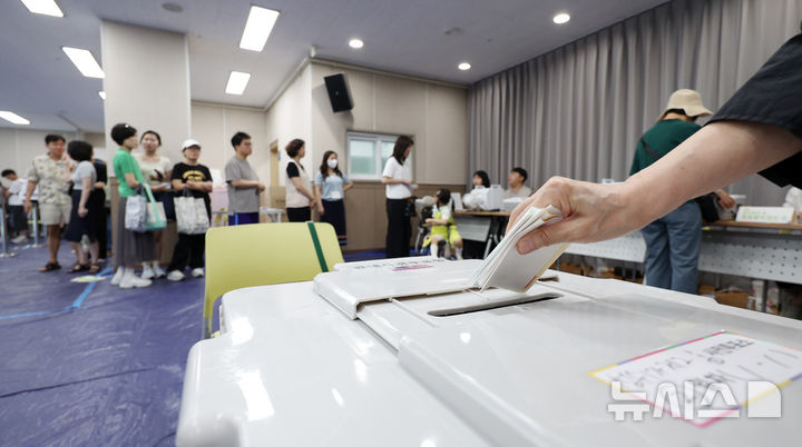 [서울=뉴시스] 김진아 기자 = 제9회 전국동시지방선거 사전투표 마지막 날인 30일 서울 성동구 성수1가제2동 공공복합청사에 마련된 사전투표소에서 시민들이 투표를 하고 있다. 2026.05.30. bluesoda@newsis.com