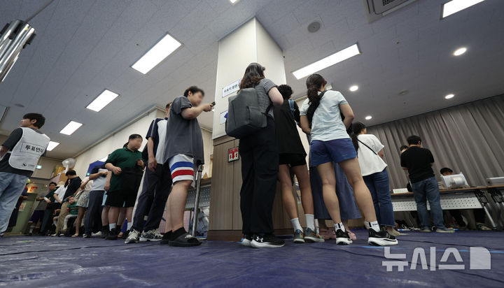 [서울=뉴시스] 김진아 기자 = 제9회 전국동시지방선거 사전투표 마지막 날인 30일 서울 성동구 성수1가제2동 공공복합청사에 마련된 사전투표소에서 시민들이 투표를 하기 위해 줄을 서고 있다. 2026.05.30. bluesoda@newsis.com