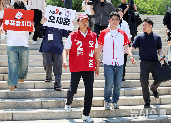 [서울=뉴시스] 이영환 기자 = 오세훈 국민의힘 서울시장 후보가 30일 오후 서울 영등포구 여의도한강공원을 찾아 시민들과 인사를 나누기 위해 이동하고 있다. 2026.05.30. 20hwan@newsis.com