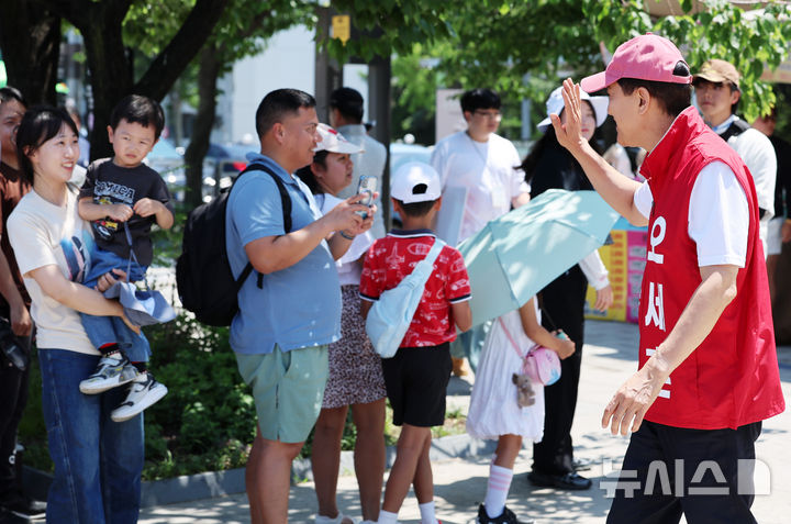 [서울=뉴시스] 이영환 기자 = 오세훈 국민의힘 서울시장 후보가 30일 오후 서울 영등포구 여의도한강공원을 찾아 시민들과 인사를 나누고 있다. 2026.05.30. 20hwan@newsis.com