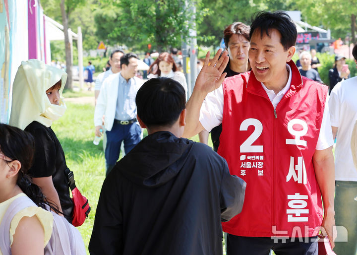 [서울=뉴시스] 이영환 기자 = 오세훈 국민의힘 서울시장 후보가 30일 오후 서울 영등포구 여의도한강공원을 찾아 시민들과 인사를 나누고 있다. 2026.05.30. 20hwan@newsis.com