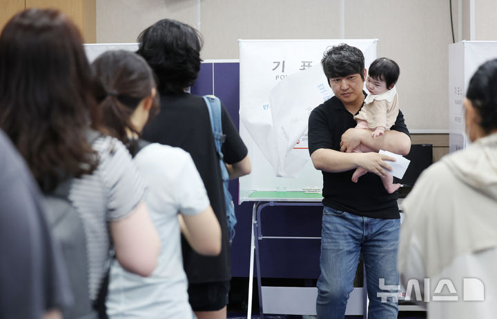 [서울=뉴시스] 김진아 기자 = 제9회 전국동시지방선거 사전투표 마지막 날인 30일 서울 성동구 성수1가제2동 공공복합청사에 마련된 사전투표소에서 아빠와 아이가 투표를 하고 있다. 2026.05.30. bluesoda@newsis.com