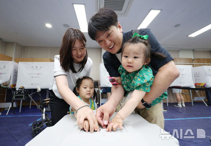 [서울=뉴시스] 김진아 기자 = 제9회 전국동시지방선거 사전투표 마지막 날인 30일 서울 성동구 성수1가제2동 공공복합청사에 마련된 사전투표소에서 한 가족이 투표를 하고 있다. 2026.05.30. bluesoda@newsis.com