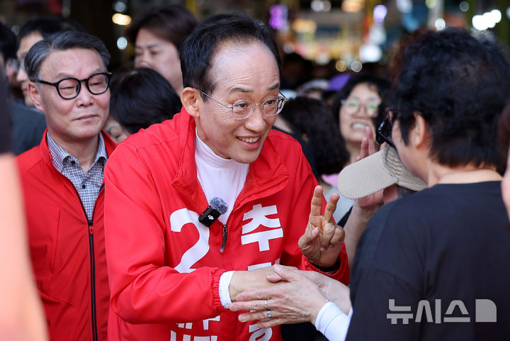 [대구=뉴시스] 이무열 기자 = 추경호 국민의힘 대구시장 후보가 30일 오후 대구 달서구 서남시장을 찾아 시민들에게 지지를 호소하고 있다. 2026.05.30. lmy@newsis.com