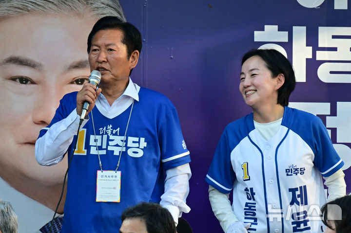 [하동=뉴시스] 차용현 기자 = 사전투표 이틀째인 30일 오전 경남 하동군 화개장터를 찾은 더불어민주당 정청래 대표가 제윤경 하동군수 후보와 유세차량에 올라 제 후보의 지지를 호소하고 있다. 2026.05.30. con@newsis.com