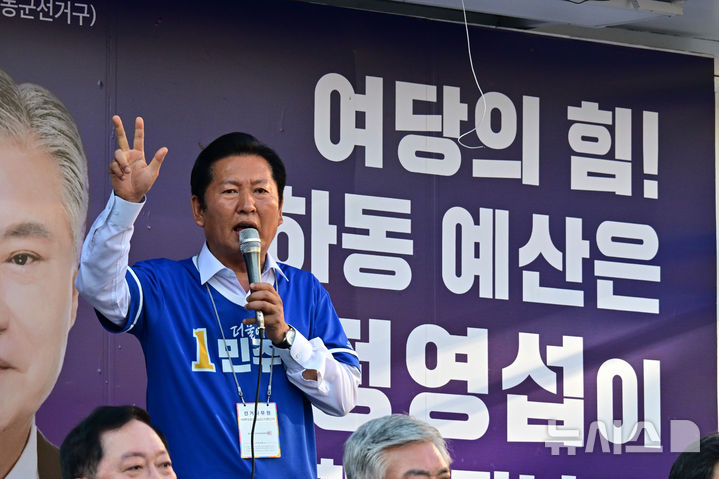 [하동=뉴시스] 차용현 기자 = 사전투표 이틀째인 30일 오전 경남 하동군 화개장터를 찾은 더불어민주당 정청래 대표가 유세차량에 올라 제윤경 하동군수 후보의 지지를 호소하고 있다. 2026.05.30. con@newsis.com