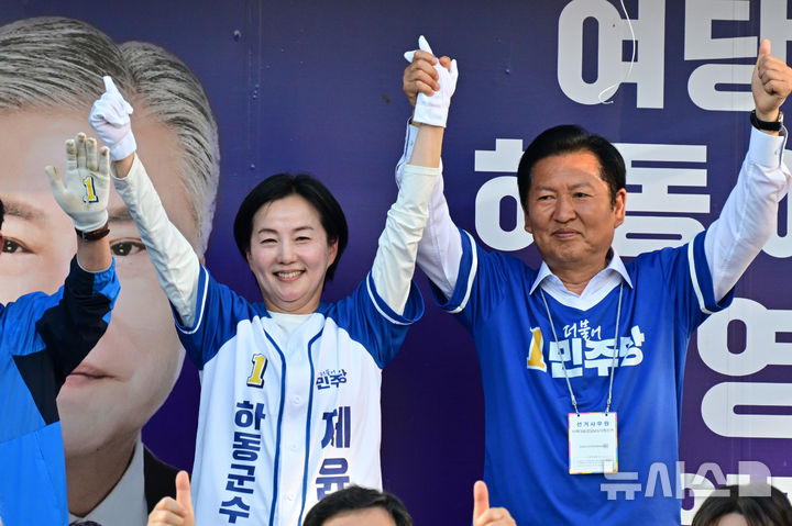 [하동=뉴시스] 차용현 기자 = 사전투표 이틀째인 30일 오전 경남 하동군 화개장터를 찾은 더불어민주당 정청래 대표가 제윤경 하동군수 후보와 유세차량에 올라 제 후보의 지지를 호소하고 있다. 2026.05.30. con@newsis.com