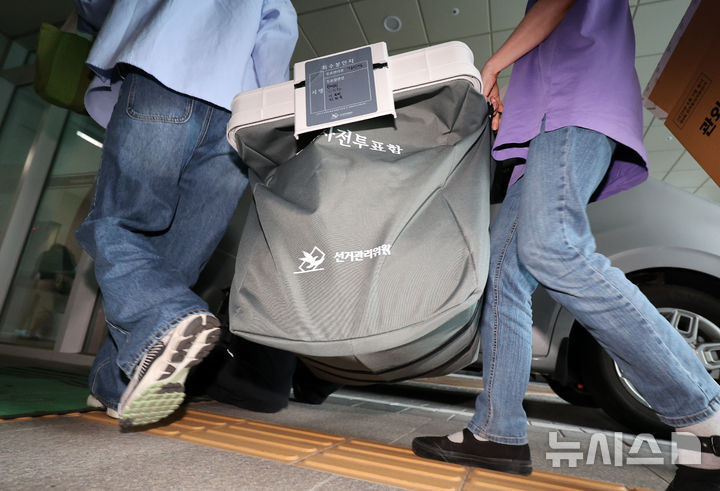 [서울=뉴시스] 이영환 기자 = 사전투표 관계자들이 제9회 전국동시지방선거 사전투표가 종료된 30일 오후 서울 영등포구선거관리위원회 사전투표함 보관장소로 투표함을 옮기고 있다. 2026.05.30. 20hwan@newsis.com