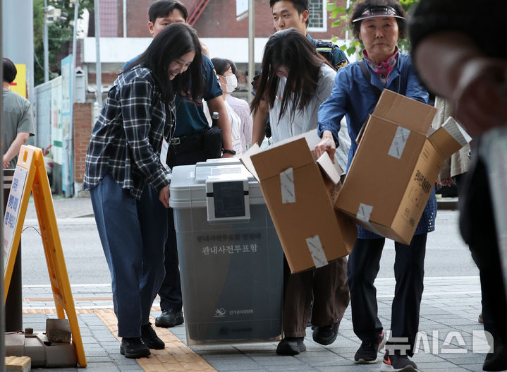 [서울=뉴시스] 이영환 기자 = 사전투표 관계자들이 제9회 전국동시지방선거 사전투표가 종료된 30일 오후 서울 영등포구선거관리위원회 사전투표함 보관장소로 투표함을 옮기고 있다. 2026.05.30. 20hwan@newsis.com