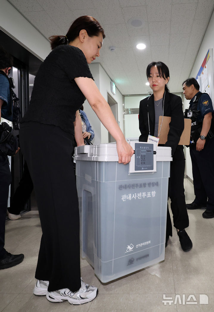 [서울=뉴시스] 이영환 기자 = 사전투표 관계자들이 제9회 전국동시지방선거 사전투표가 종료된 30일 오후 서울 영등포구선거관리위원회 사전투표함 보관장소로 투표함을 옮기고 있다. 2026.05.30. 20hwan@newsis.com