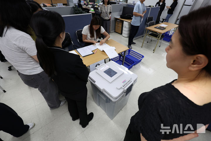 [서울=뉴시스] 이영환 기자 = 사전투표 관계자들이 제9회 전국동시지방선거 사전투표가 종료된 30일 오후 서울 영등포구선거관리위원회로 이송한 사전투표함을 접수하고 있다. 2026.05.30. 20hwan@newsis.com
