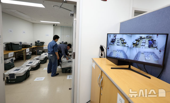 [서울=뉴시스] 이영환 기자 = 제9회 전국동시지방선거 사전투표가 종료된 30일 오후 서울 영등포구선거관리위원회 사전투표함 보관장소에 투표함이 보관되고 있다. 2026.05.30. 20hwan@newsis.com