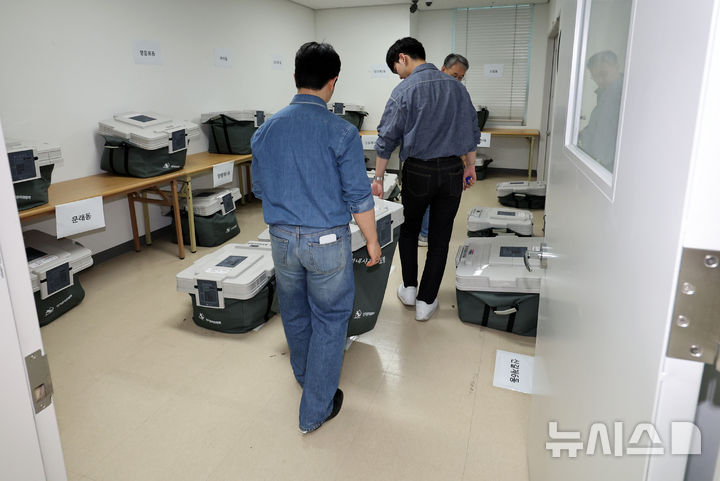 [서울=뉴시스] 이영환 기자 = 제9회 전국동시지방선거 사전투표가 종료된 30일 오후 서울 영등포구선거관리위원회 사전투표함 보관장소에 투표함이 보관되고 있다. 2026.05.30. 20hwan@newsis.com