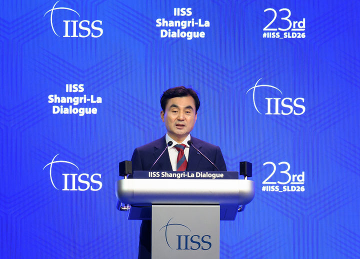 [서울=뉴시스] 이영환 기자 = 안규백 국방부 장관이 30일 오후(현지 시간) 싱가포르에서 열린 제23차 아시아안보회의 본회의에서 질의에 답변하고 있다. (사진=국방부 제공) 2026.05.30 photo@newsis.com *재판매 및 DB 금지