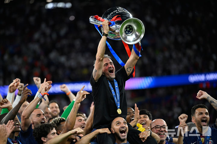 [부다페스트=AP/뉴시스]UCL 통산 3번째 트로피를 든 PSG 엔리케 감독. 2026.05.30.