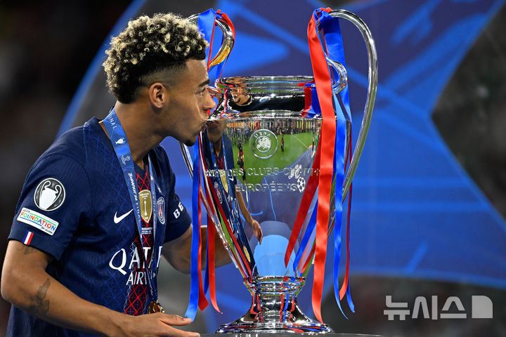 [부다페스트=AP/뉴시스] 파리 생제르맹(PSG)의 데지레 두에가 30일(현지 시간) 헝가리 부다페스트 푸스카스 아레나에서 열린 2025-26 유럽축구연맹(UEFA) 챔피언스리그(UCL) 결승전에서 아스널(잉글랜드)을 꺾고 우승한 뒤 트로피에 입 맞추고 있다. PSG는 1-1 무승부를 기록한 뒤 승부차기 끝에 4-3으로 승리하며 2연패를 달성했고, 이강인은 결장했다. 2026.05.31.
