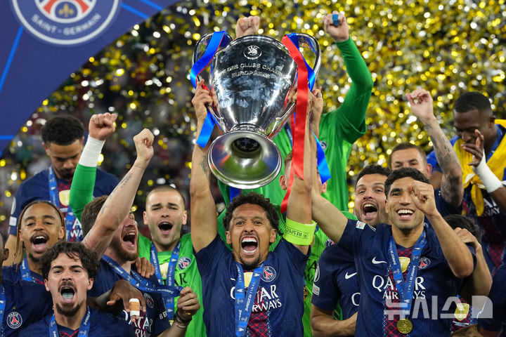 [부다페스트=AP/뉴시스] 파리 생제르맹(PSG) 선수들이 30일(현지 시간) 헝가리 부다페스트 푸스카스 아레나에서 열린 2025-26 유럽축구연맹(UEFA) 챔피언스리그(UCL) 결승전에서 아스널(잉글랜드)을 꺾고 우승한 뒤 트로피를 들어 올리며 환호하고 있다. PSG는 1-1 무승부를 기록한 뒤 승부차기 끝에 4-3으로 승리하며 2연패를 달성했고, 이강인은 결장했다. 2026.05.31.