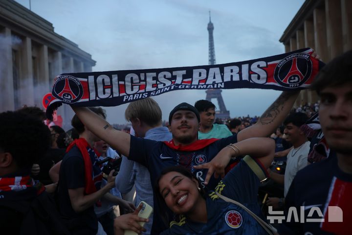 [파리=AP/뉴시스] 지난달 30일(현지 시간) 프랑스 파리에서 프로축구팀 파리 생제르맹(PSG)이 2025~2026 유럽축구연맹(UEFA) 챔피언스리그에서 우승하자 팬들이 환호하고 있다. 2026.06.01.