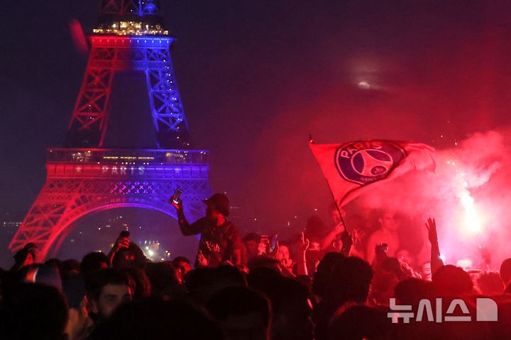 [파리=AP/뉴시스] 지난달 30일(현지 시간) 프랑스 파리에서 프로축구팀 파리 생제르맹(PSG)이 2025~2026 유럽축구연맹(UEFA) 챔피언스리그에서 우승하자 팬들이 환호하고 있다. 2026.06.01.