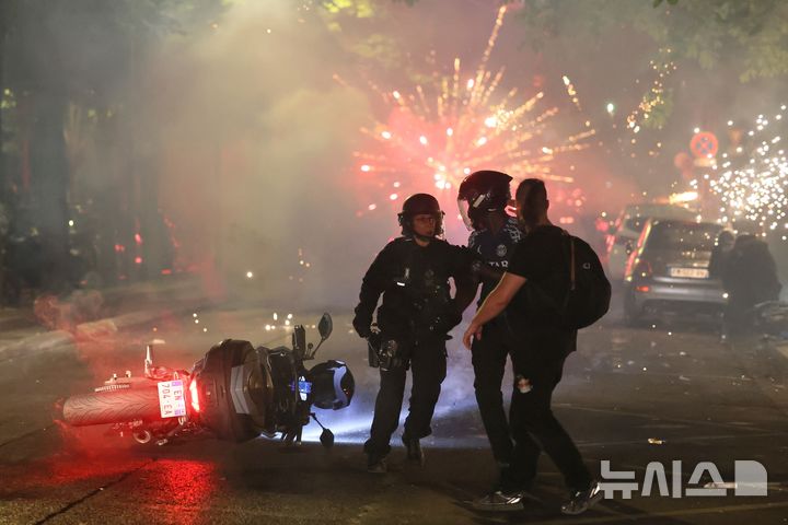 [파리=AP/뉴시스]31일(현지시간) AP통신에 따르면, 프랑스 프로축구 명문 파리 생제르맹(PSG)이 2025~2026 유럽축구연맹(UEFA) 챔피언스리그에서 우승하자 기쁨을 나누던 파리 시민들이 도를 넘어 흥분한 탓에 수백 명이 체포됐다. 프랑스 당국은 파리에서 체포된 283명을 포함해 전국적으로 416명이 구금됐다고 발표했다. 