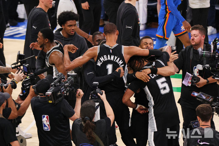 [오클라호마시티=AP/뉴시스] 미국프로농구(NBA) 샌안토니오 스퍼스의 빅토르 웸반야마. 2026.05.30.