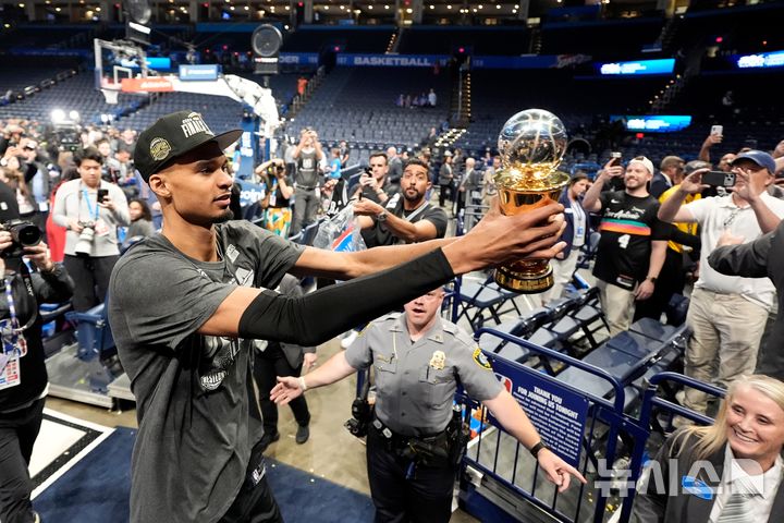 [오클라호마시티=AP/뉴시스] 미국프로농구(NBA) 샌안토니오 스퍼스의 빅토르 웸반야마. 2026.05.30.