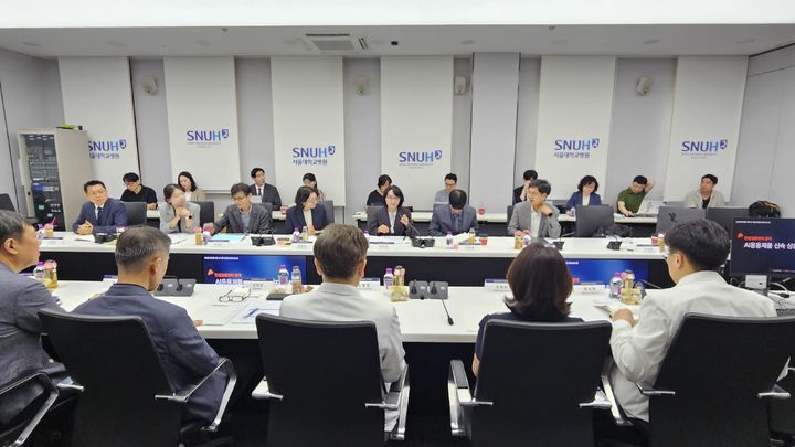 [서울=뉴시스]강진아 기자=정경실 보건복지부 보건의료정책실장과 서울대병원 등 현장 의료진 및 전문가들이 지난 29일 서울 종로구 서울대병원에서 '환자 의뢰·회송 AX'에 대한 정책간담회가 진행했다. 2026.05.31. akang@newsis.com *재판매 및 DB 금지