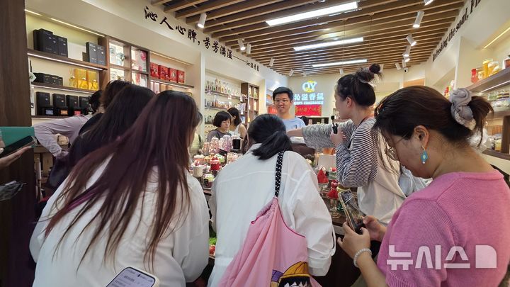 [이우(중국)=뉴시스] 박정규 특파원 = 지난 26일 중국 저장성 이우시 국제상무성의 한 상점에서 제품 설명을 듣고 있는 방문객들. 2026.05.31 pjk76@newsis.com