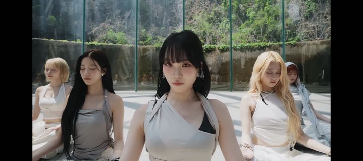 [서울=뉴시스] 르세라핌 '붐팔라' 퍼포먼스 비디오. (사진 = 쏘스뮤직 제공) 2026.05.31. photo@newsis.com *재판매 및 DB 금지