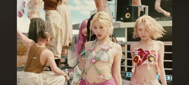 [서울=뉴시스] 르세라핌 '붐팔라' 퍼포먼스 비디오. (사진 = 쏘스뮤직 제공) 2026.05.31. photo@newsis.com *재판매 및 DB 금지